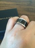 Anel modelo BZero One Bvlgari Ceramica Preta e Borda Prata