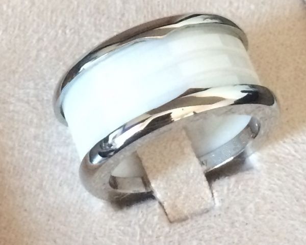 Anel modelo BZero Bvlgari Ceramica Branca e Borda Prata